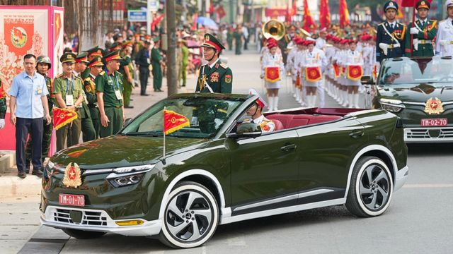 Xe điện Việt trong đội hình diễu binh