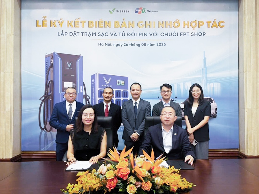 FPT Shop hợp tác cùng V-Green mở rộng trạm sạc ô tô điện và đổi pin xe máy điện VinFast