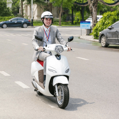 Vinfast ra mắt khách hàng mẫu xe điện vento màu bạc (trắng) mới năm 2023